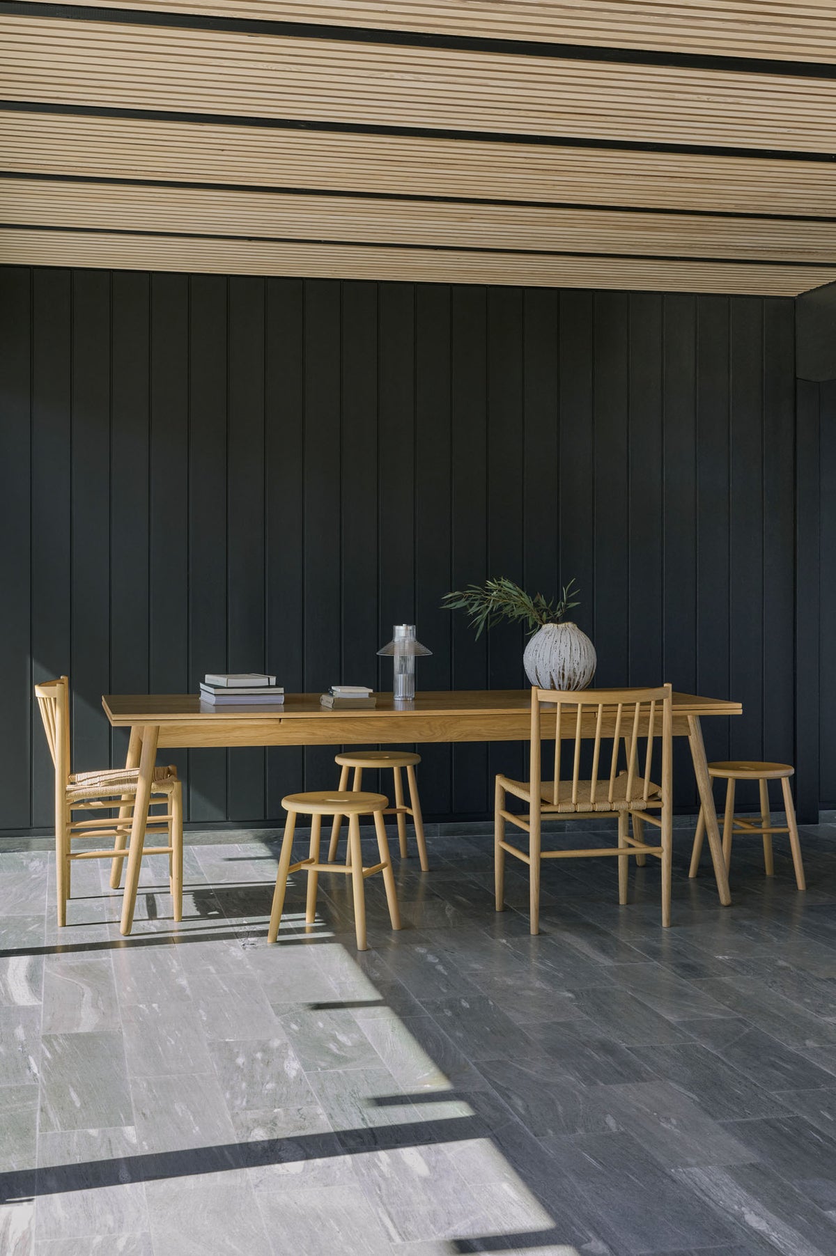 C35CH spisebord designet af Poul Vlther, J27 skammel designet af Børge Morgensen og J80 spisebordstol designet af Jørgen Bækmark