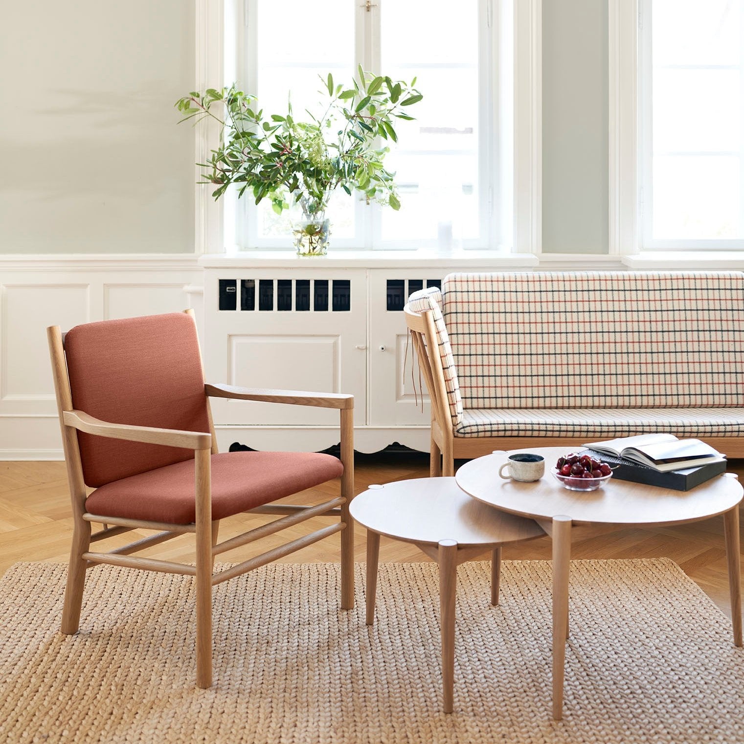 J147 Lænestol i Eg Orange af Erik Ole Jørgensen - Miljøbillede