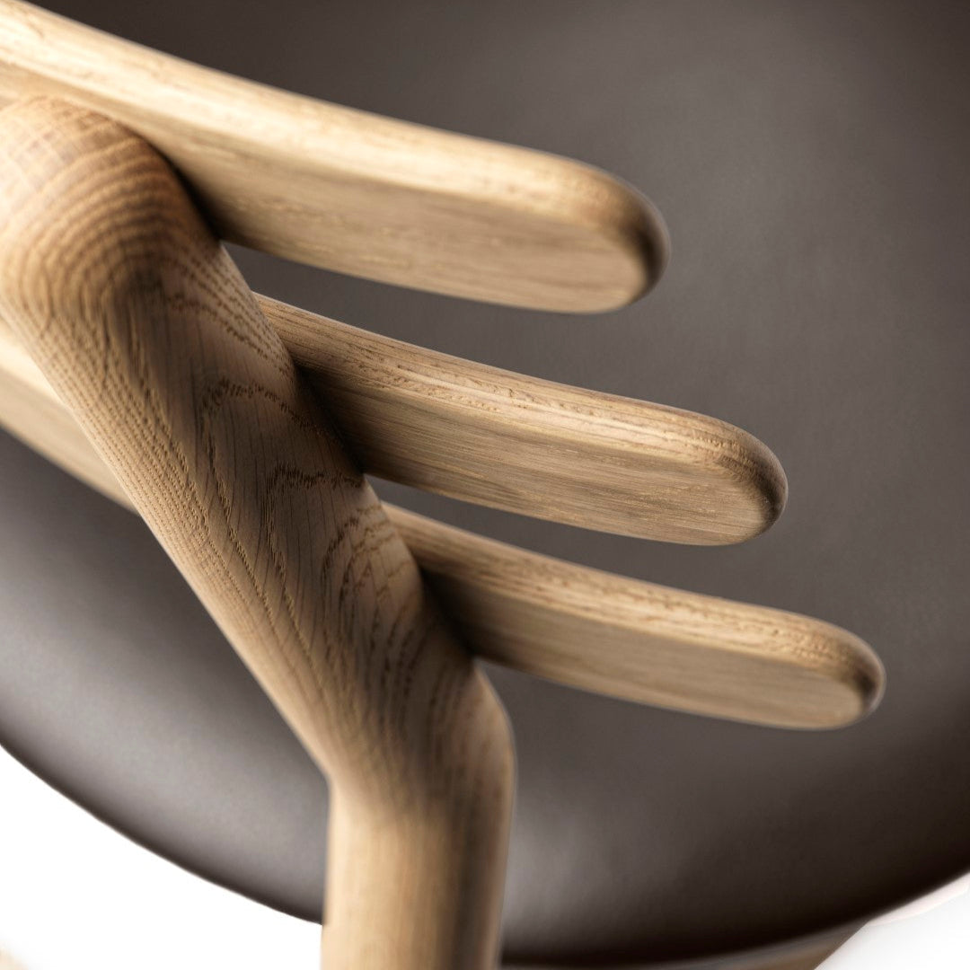 J48 Stol i Eg Mocca læder af Poul M. Volther