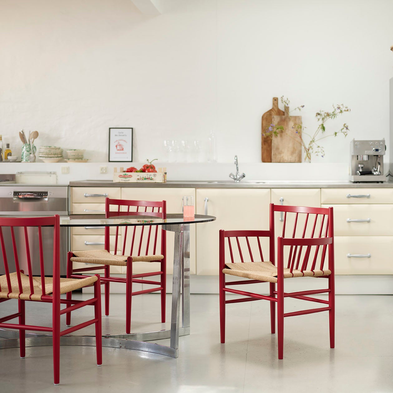 J80 Stol 2 stk i Bøg Ruby Red af Jørgen Bækmark - Miljøbillede