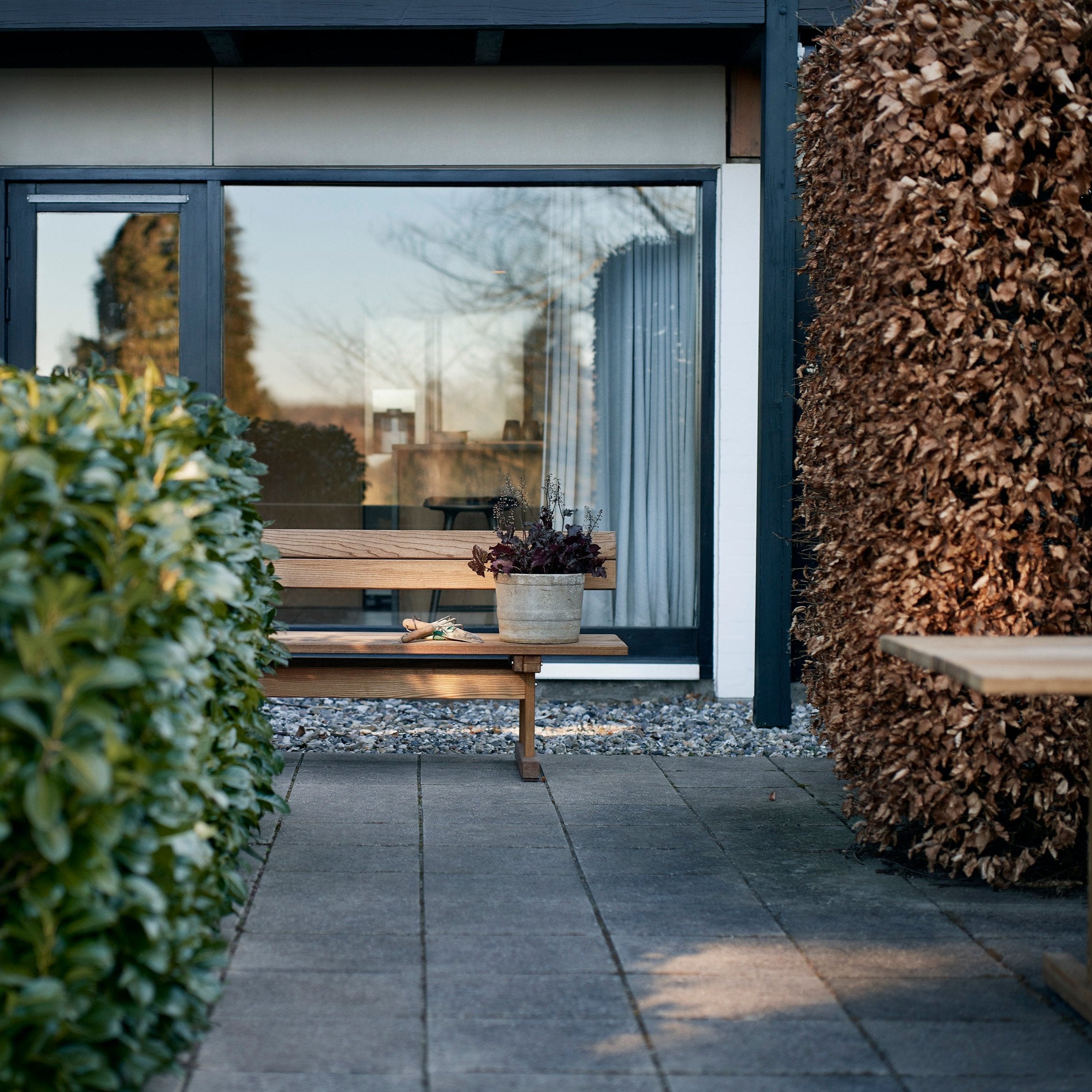 M16 Ermelunden Bænk med ryglæn i Termoask Olieret af Børge Mogensen - Miljøbillede