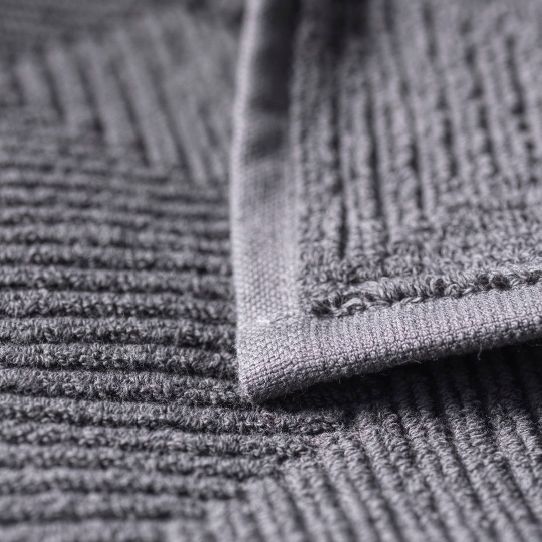 R33 Kirkeby Håndklædepakke Granite Gray 4 stk af Gitte Lægård - Miljøbillede