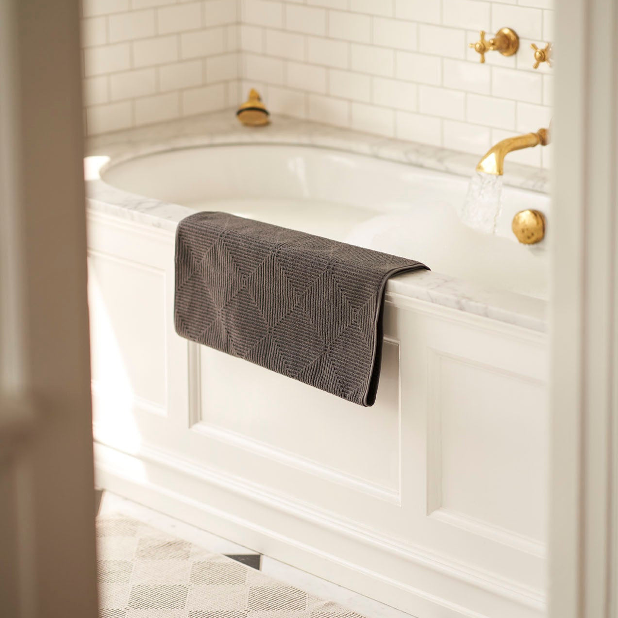 R33 Kirkeby Håndklædepakke Granite Gray 4 stk af Gitte Lægård - Miljøbillede