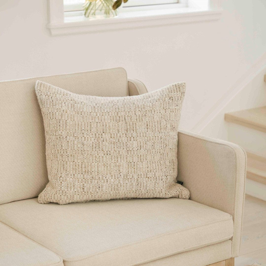 R37 Hvide Sande Pude Uld Beige af FDB Møbler - Miljøbillede