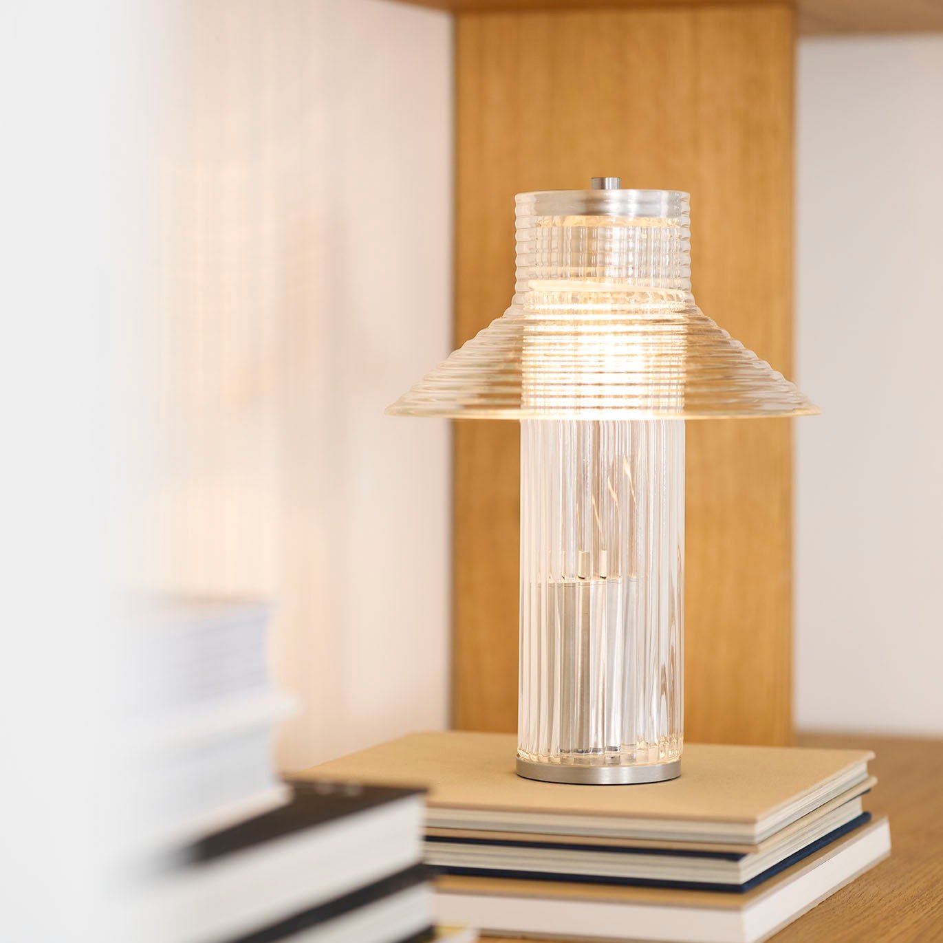 U14 Sletterhage Bordlampe Portable Riflet Glas af Laura Bilde - Miljøbillede