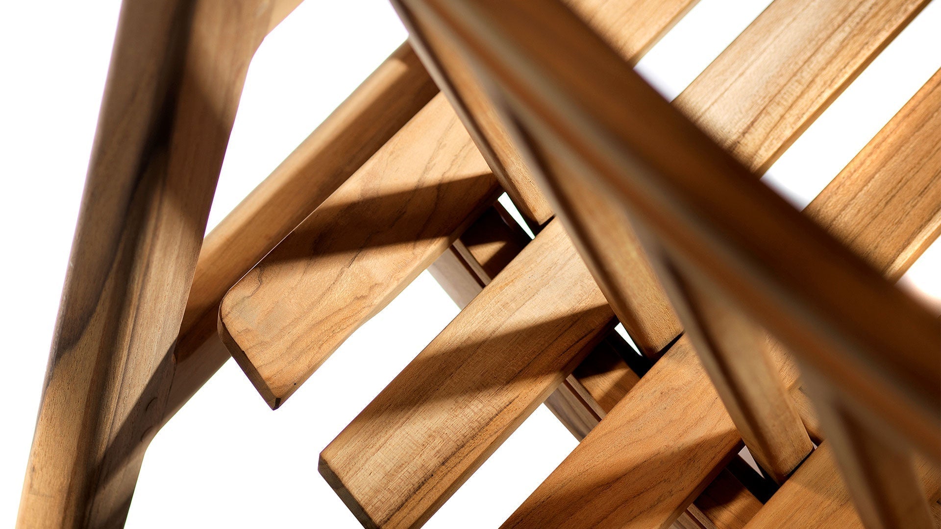 Sådan vedligeholder du dine havemøbler i Teaktræ