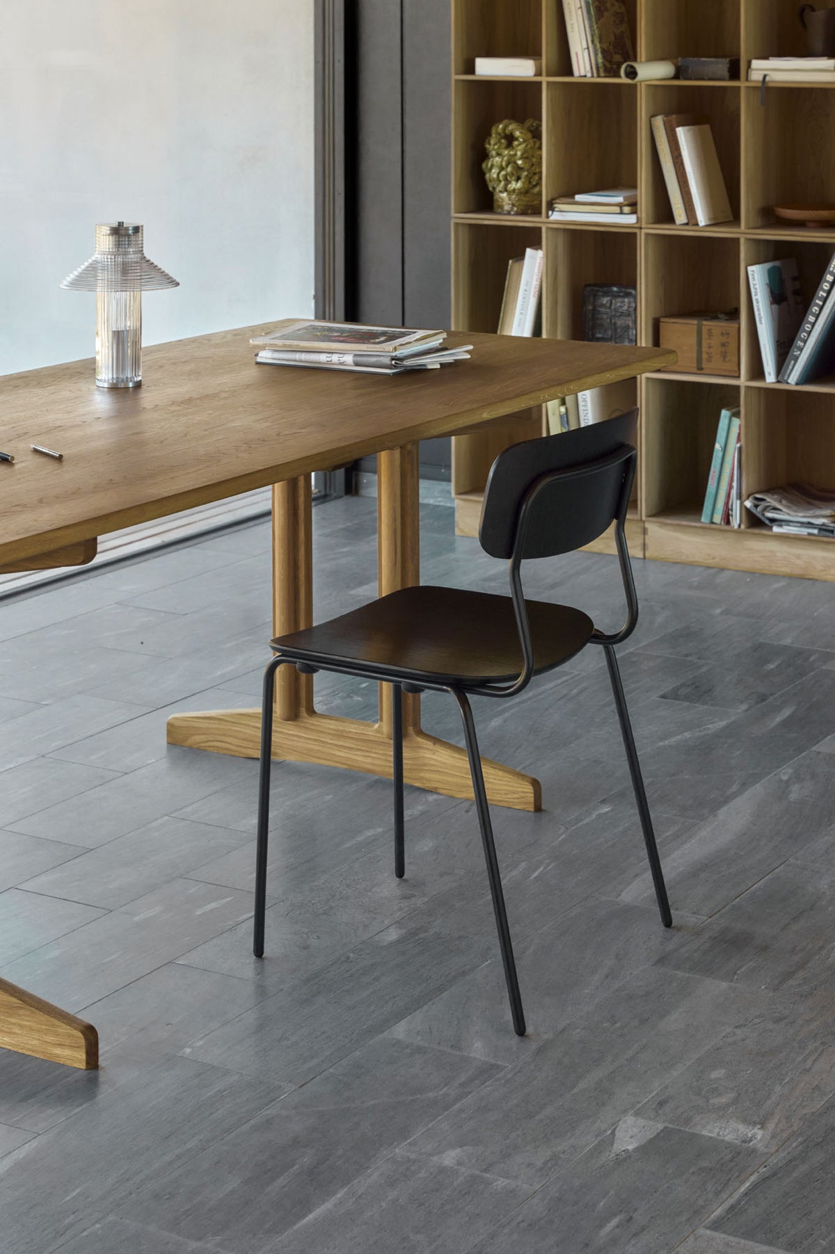 J182 Holmen - Stabelstol - Stål - Eg - Jet Black - Lifestyle 1