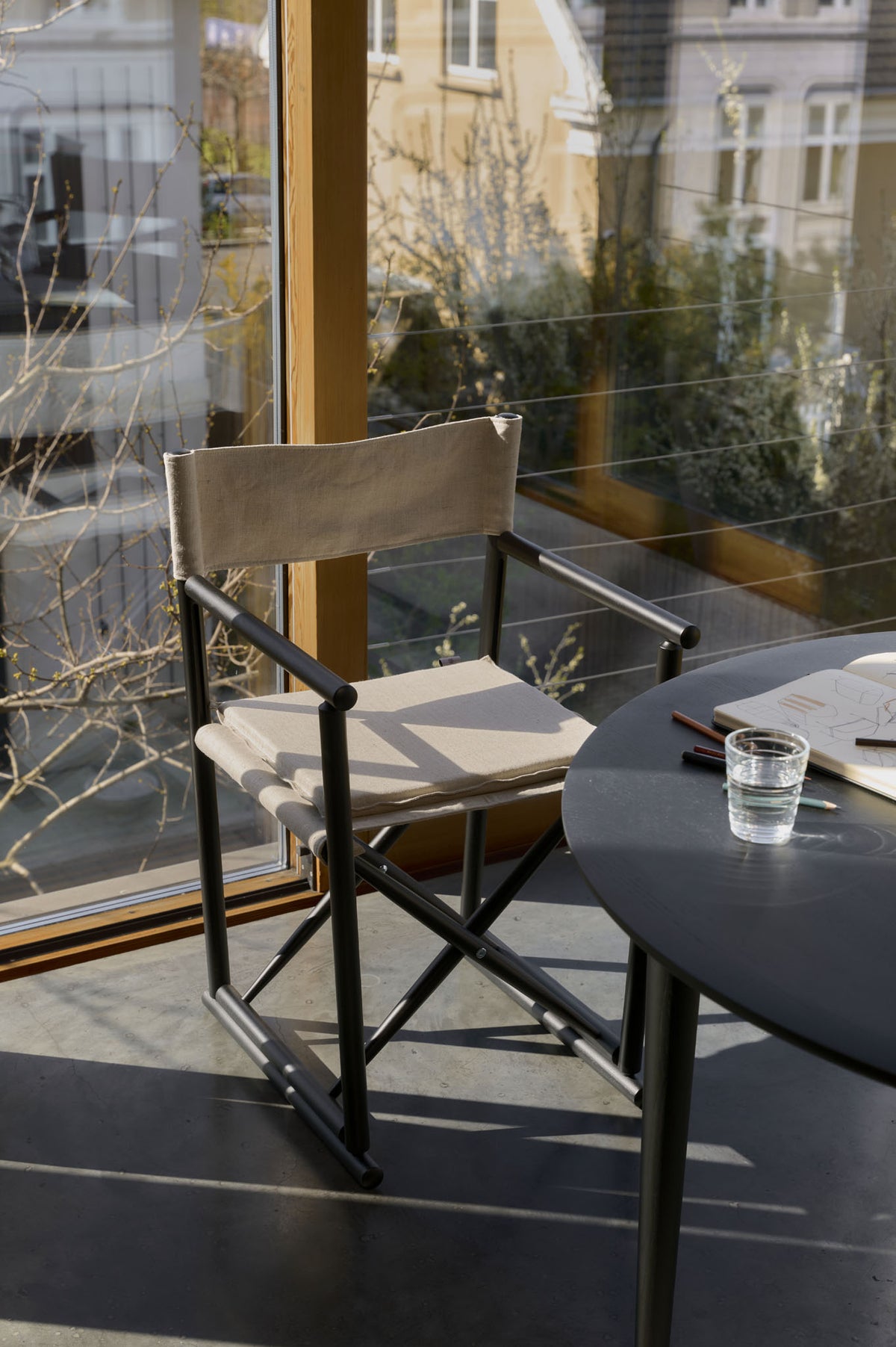 J138 Foldestol designet af Erik Ole Jørgensen sort - Lifestyle 4