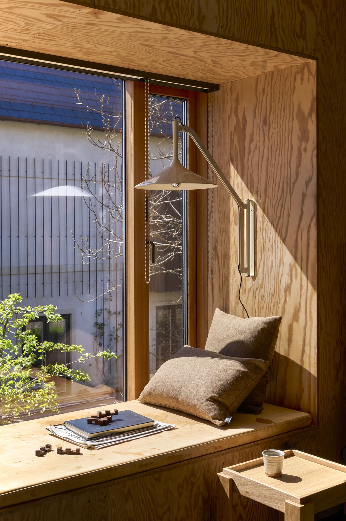 U18 Hasle lampe designet af Laura Lange, R40 Askø pude og Kalø skammel designet af Laura Bilde - Lifestyle 1