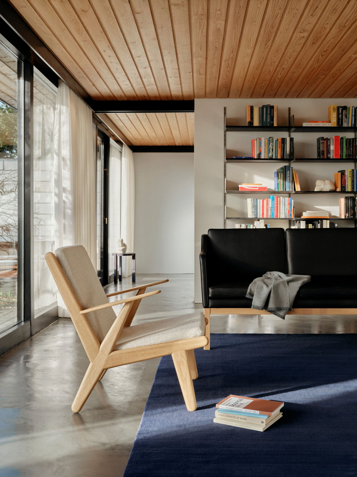 J53 lænestol designet af Poul Volther og MK46 sofa designet af Morgens Koch