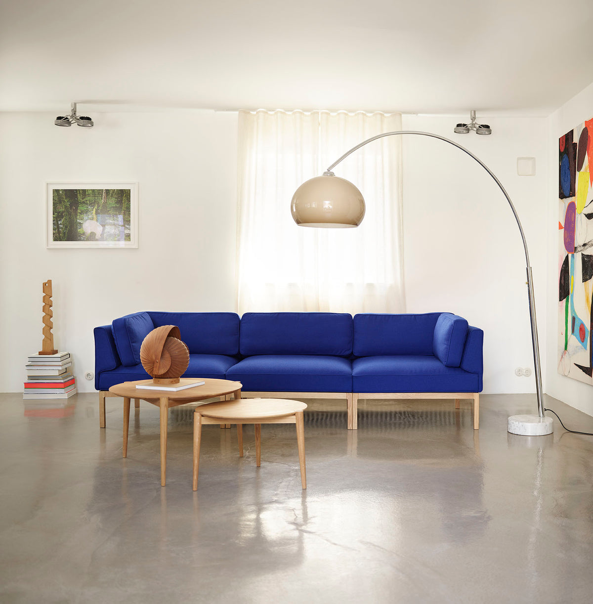 L37 7-9-13 modulsofa designet af Thomas Alken og D102 Søs sofabord designet af Stine Lundgaard Weigelt - Lifestyle 1