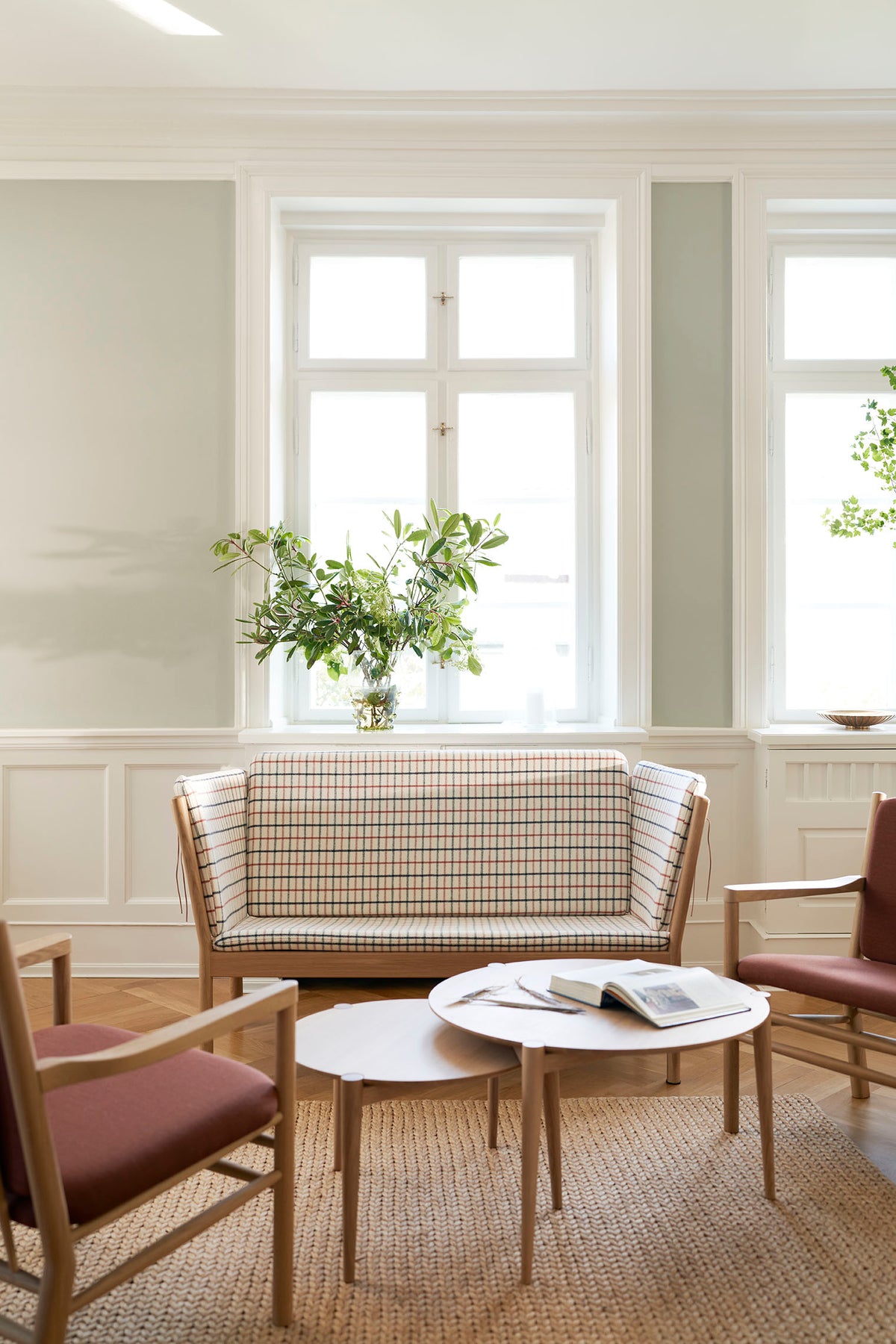 J148 - 2 pers. sofa - Eg - Red (14) - Lifestyle 1