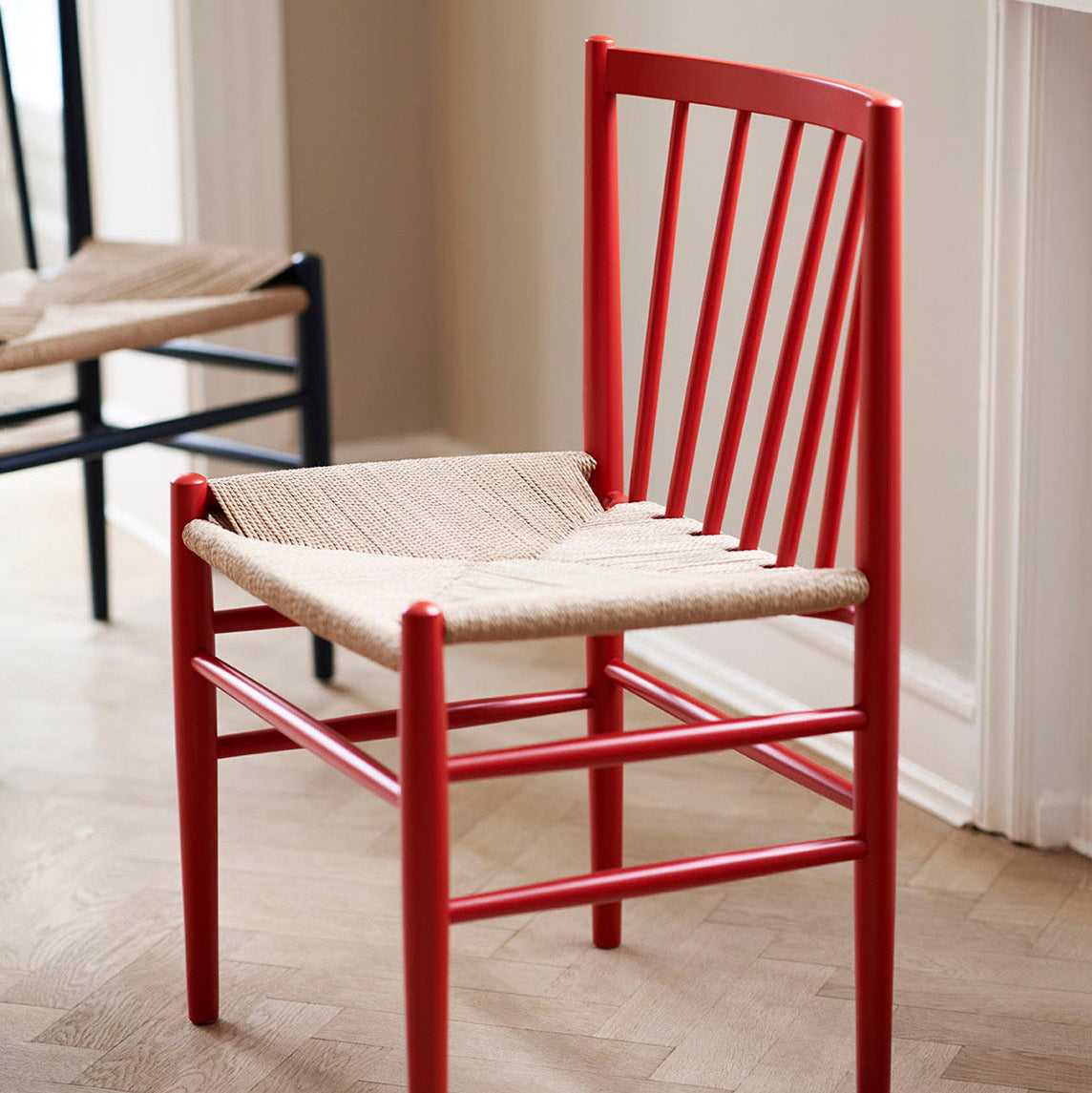 J80 Stol 2 stk i Bøg Ruby Red af Jørgen Bækmark - Detalje